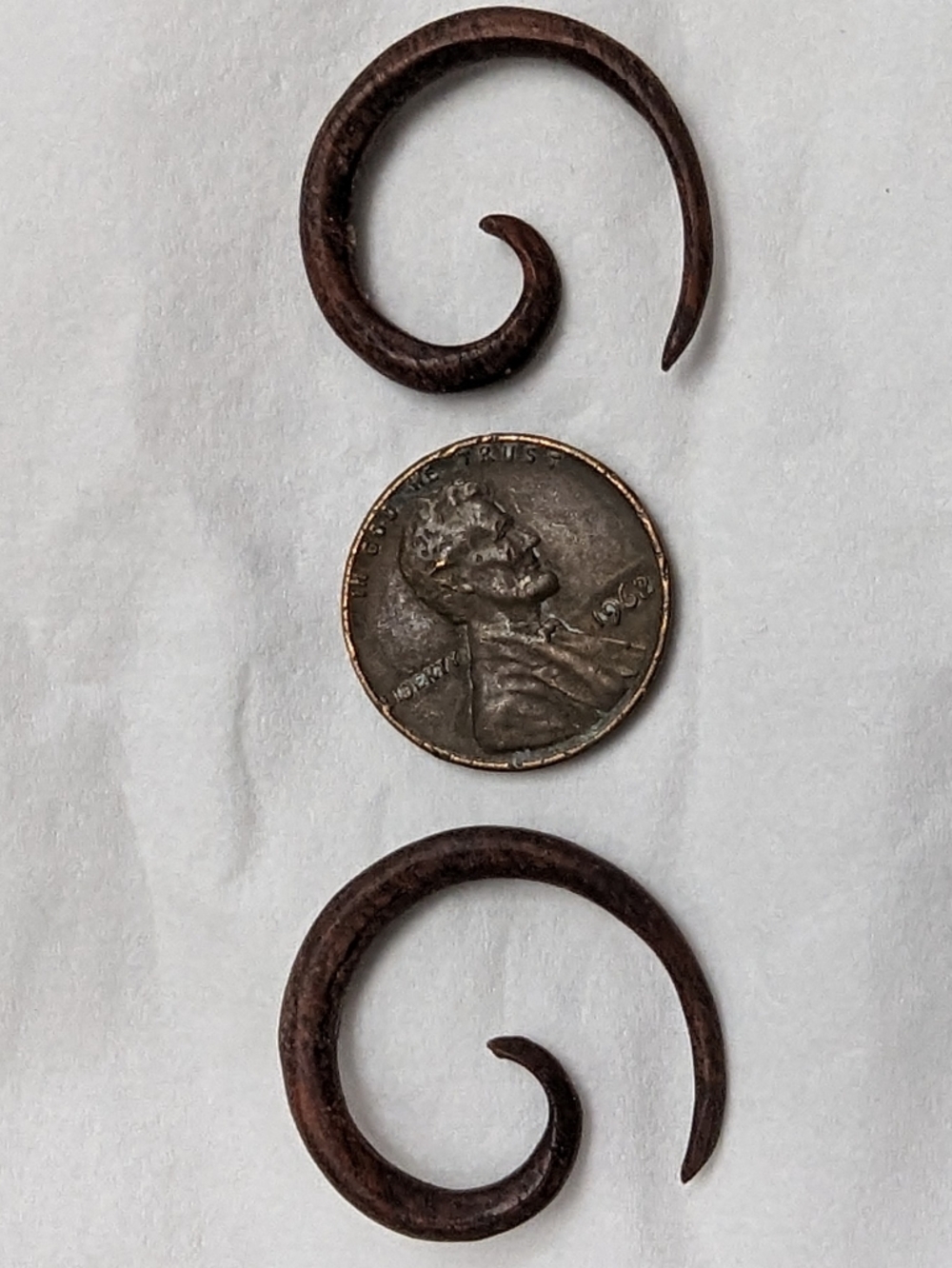 8g 1 pair of red colored spiral tapers wood material 8(g) gauge. Hand carved